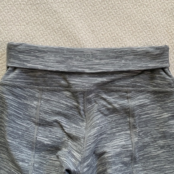 Wunder Under Scalloped Hem High-Rise Crop - Picture 9 of 10